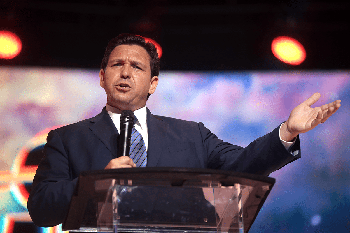 Governor Ron DeSantis speaking with attendees at the 2022 Student Action Summit at the Tampa Convention Center in Tampa, Florida (Gage Skidmore).