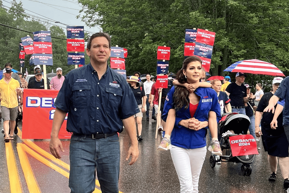 "A little rain didn't stop @RonDeSantis and @CaseyDeSantis this Independence Day," New Hampshire, July 4, 2023. (Photo/Lindsey Curnutte, Twitter)