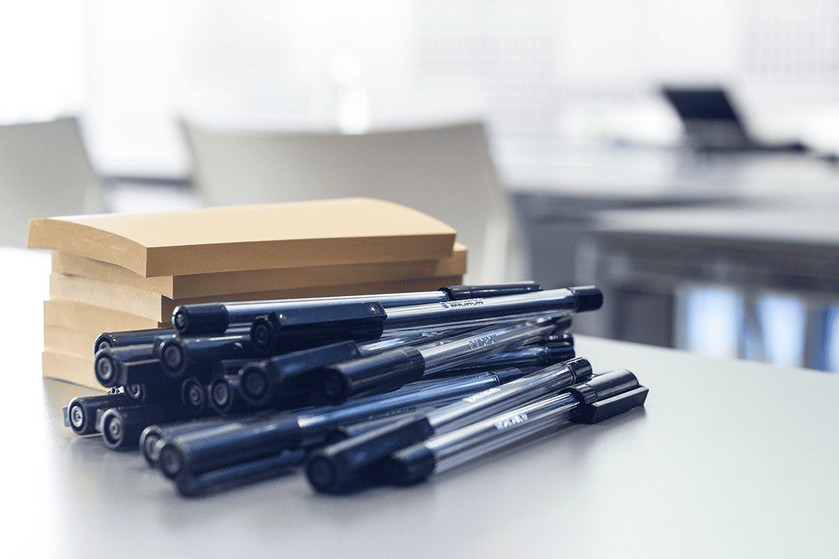 Pens and poste-it notes. (Photo/Skitterphoto, Pixabay)