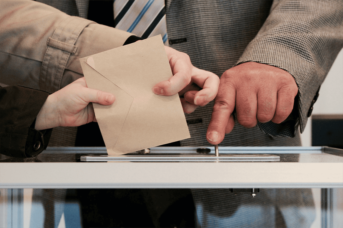 Person voting in an election, May 7, 2017. (Photo/Arnaud Jaegers, Unsplash)