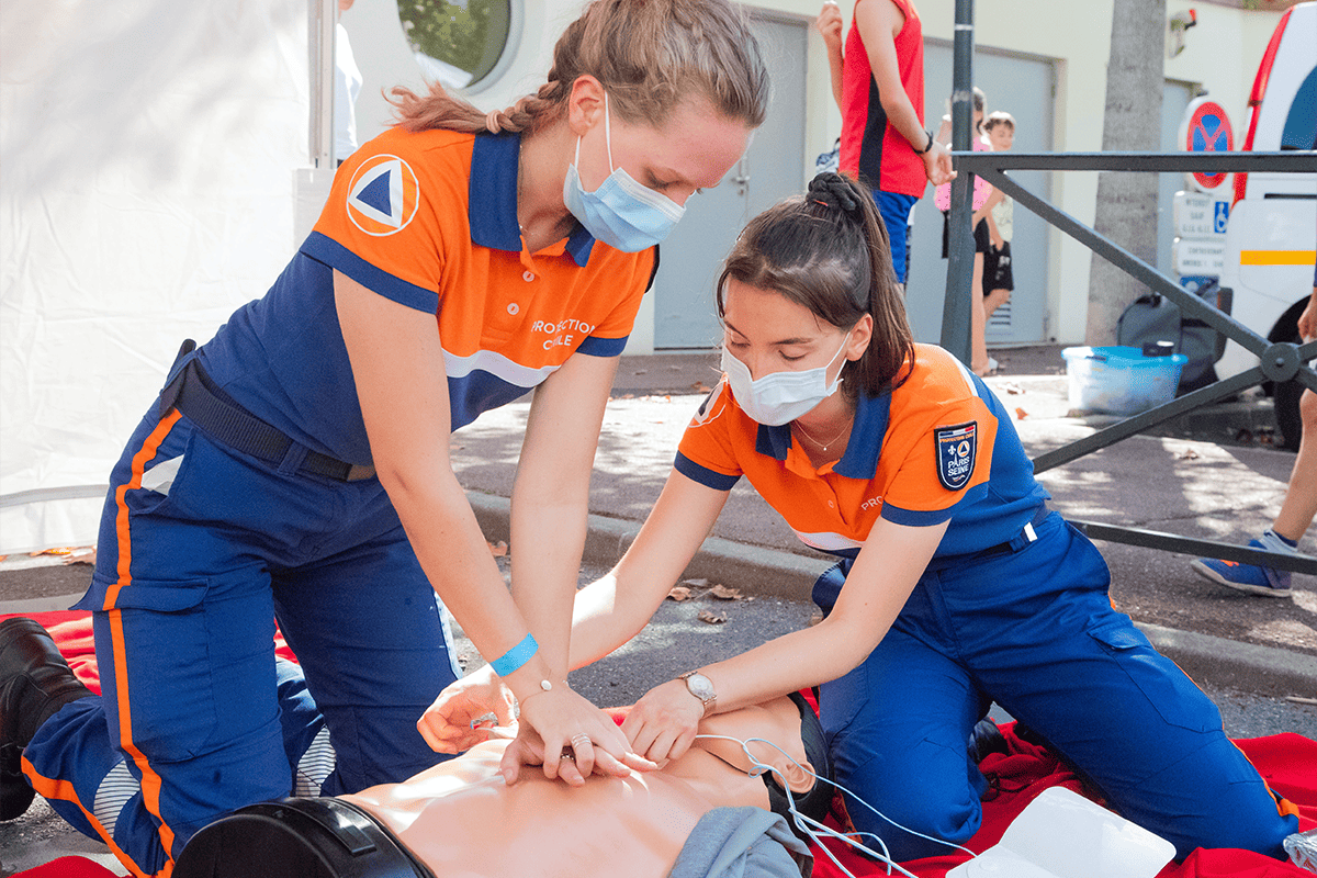 First aid workers practicing CPR, Sept. 6, 2021. (Photo/Michele E, Unsplash)