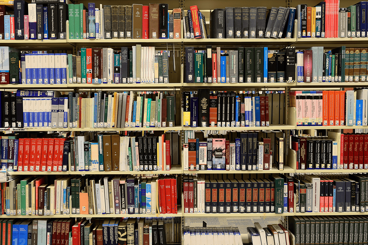 Library shelf, Jan. 20, 2016. (Photo/ElasticComputeFarm, Pixabay)