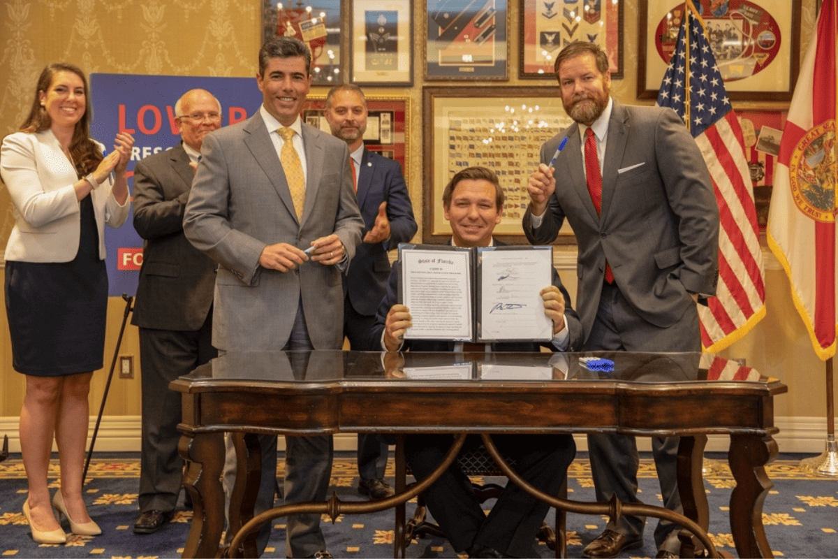 Gov. Ron DeSantis signs CS/HB19, June 2019. (Photo/ Governor’s Press Office).