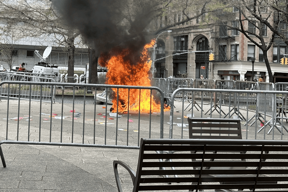 <a href=https://twitter.com/Huberton/status/1781384888093995017>"Man sets himself on fire outside the courthouse at the Trump Trial in NYC," New York City, N.Y., April 19, 2024.</a> (Video/@Huberton, X)
